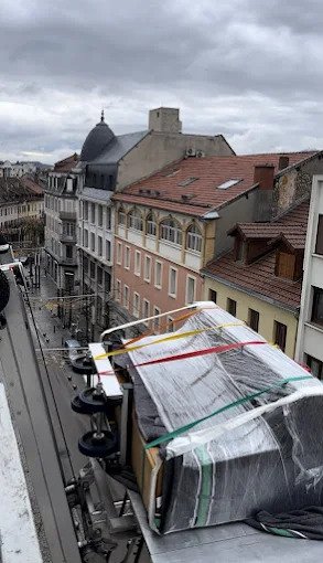 D&eacute;barras d'un appartement avec utilisation d'un monte-meuble