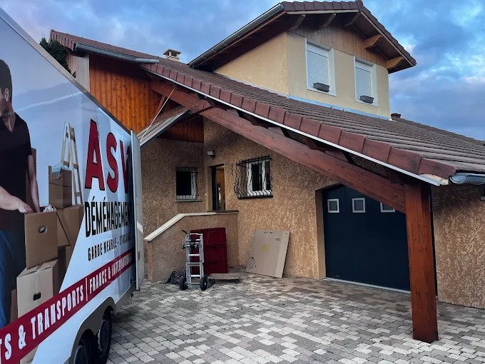 D&eacute;barras complet d'une maison de village et de son garage